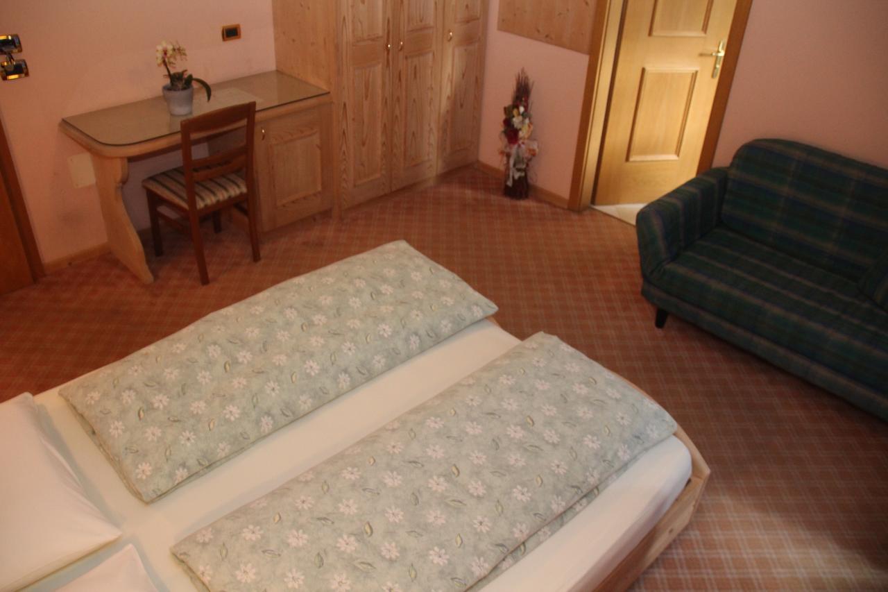 Albergo Caravasc リヴィーニョ エクステリア 写真