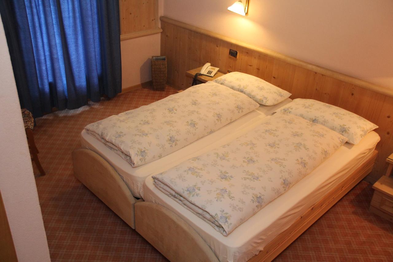 Albergo Caravasc リヴィーニョ エクステリア 写真
