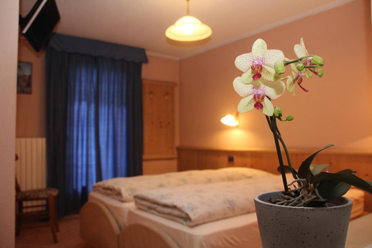 Albergo Caravasc リヴィーニョ エクステリア 写真