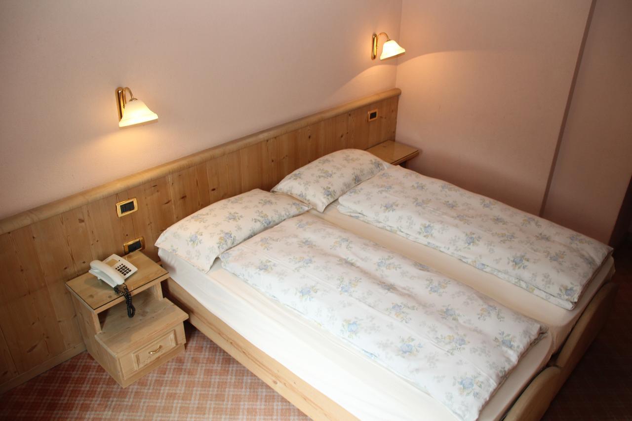 Albergo Caravasc リヴィーニョ エクステリア 写真